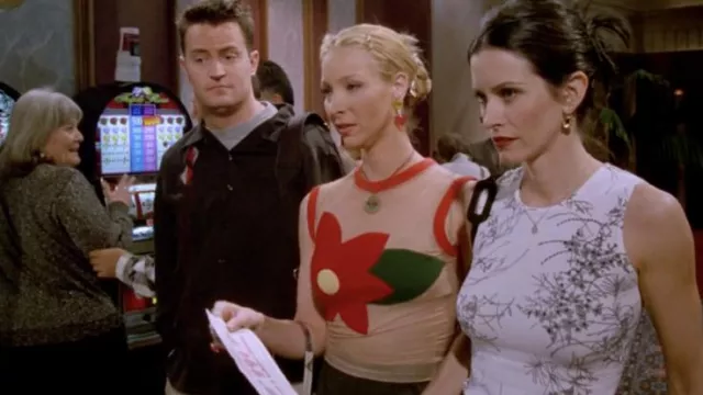 Le top transparent à grosse fleur Fake London LTD porté par Phoebe Buffay (Lisa Kudrow) dans la série Friends (Saison 5 Episode 23)