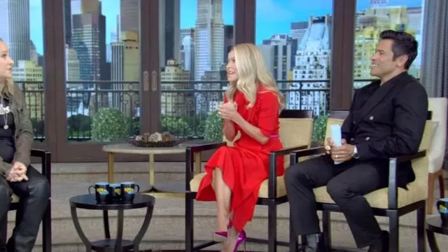 Adam Lippes Robe à col drapé en crêpe de soie portée par Kelly Ripa comme vu dans LIVE avec Kelly et Mark le 5 septembre 2023