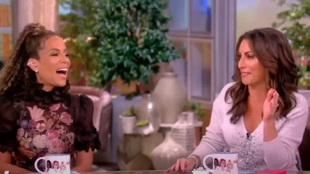 Clin perlé Cinq a Sept Pilar porté par Alyssa Farah Griffin tel que vu dans The View le 7 septembre 2023