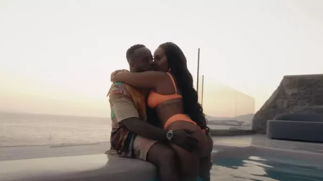 Blue Sky Inn Multicolor Shop Print Shirt usada por Yo Gotti en el video musical de The One