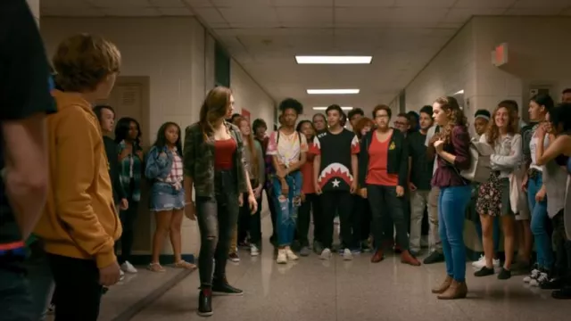 Nike Air Jordan 1 Retro High Zip Black Gym Red Phantom usada por Tory Nichols (Peyton List) como se ve en Cobra Kai (S02E10)