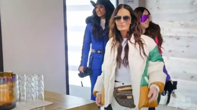 Khrisjoy Colour-Block Puffer Jacket porté par Lisa Barlow comme on le voit dans The Real Housewives of Salt Lake City (S04E01)