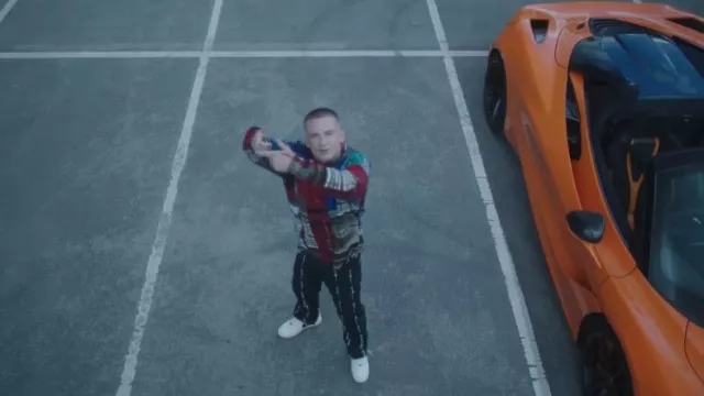 Silk Multicolor Arrows Tab Chaos Sweater porté par ArrDee dans ONE DIRECTION par ARRDEE X @BugzyMalone (VIDÉO OFFICIELLE)