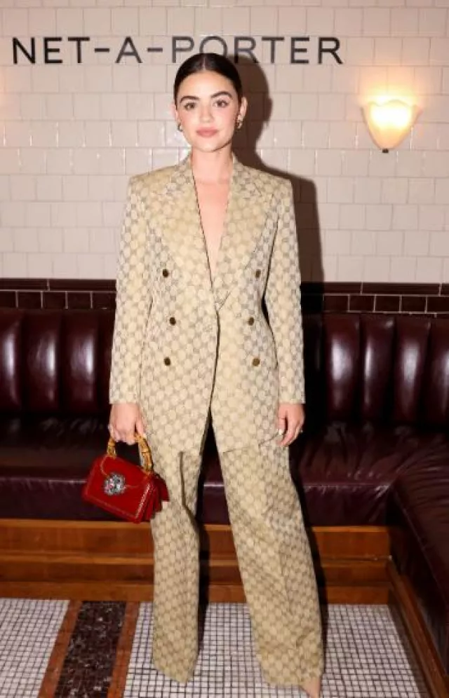 Sac à poignée supérieure en cuir Thiara Gucci porté par Lucy Hale lors du dîner Net-a-Porter de la Fashion Week le 10 septembre 2023