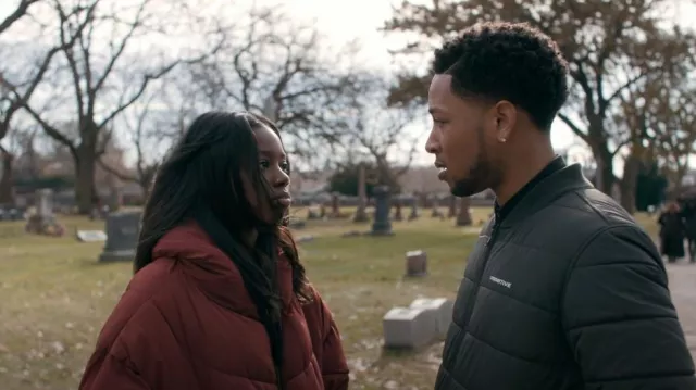 Chaqueta Primative Hadley Bomber usada por Emmett Washington (Jacob Latimore) como se ve en The Chi (S03E10)