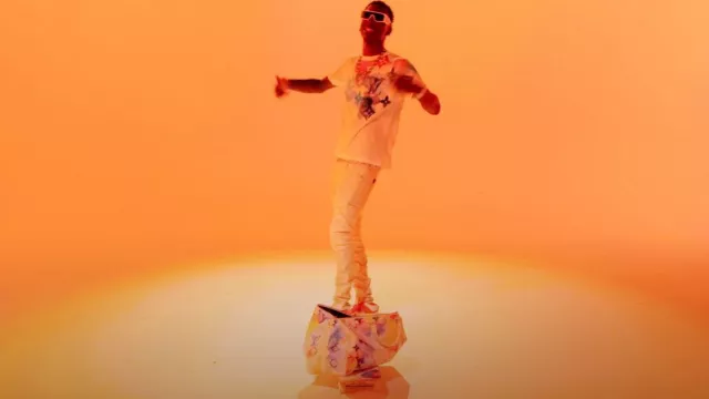 Louis Vuitton White Azur Damier LV Initials Cinturón usado por Young Dolph en Talking To My Scale (Official Video)