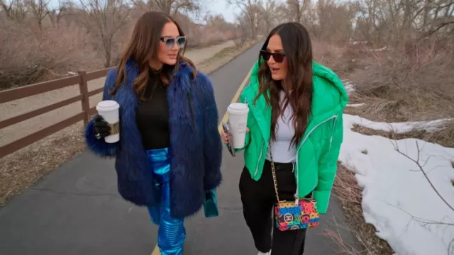 Khrisjoy Khris Iconic Down Jacket usada por Lisa Barlow como se ve en The Real Housewives of Salt Lake City (S04E02)