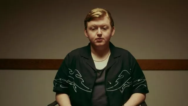 Chemise brodée Forever 21 portée par White Steve (Jack Maricle) comme on le voit dans Reservation Dogs (S03E08)