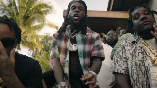 Chemise en cristal à carreaux multicolore 4G Givenchy portée par Burna Boy dans Talibans II avec Byron Messia (Clip officiel)