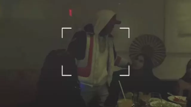 Chaqueta globo de aire roja, blanca y azul Casablanca usada por 6ix9ine en Shaka Laka feat. Kodak Black & Yailin la Mas Viral (Video musical oficial)