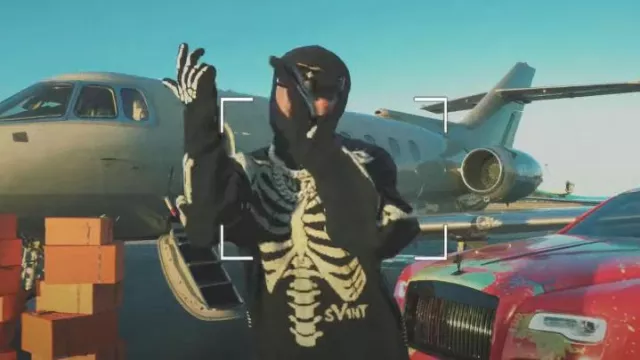 Saint Michael Saint Mxxxxxx x VLONE Black Skeleton Sweater usado por 6ix9ine en Shaka Laka feat. Kodak Black & Yailin la Mas Viral (Official Music Video)
