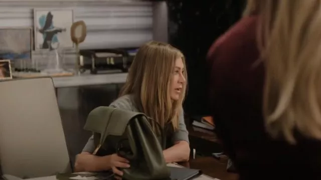 Céline Hedi Slimane Grand Soft porté par Alex Levy (Jennifer Aniston) vu dans The Morning Show (S03E02)
