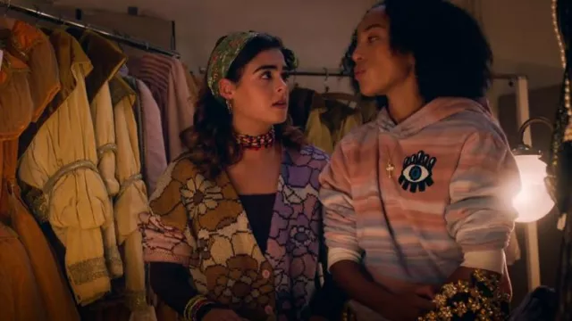 Le cardigan de fleurs déchiquetées porté par Simone Souter (Margherita Barbieri) vu dans Spellbound (S01E12)