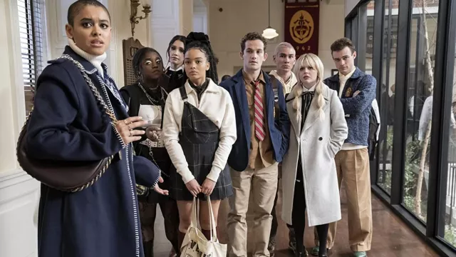Brown leather handbag worn by Julien Calloway (Jordan Alexander) as seen in Gossip Girl TV show outfits (Season 2)