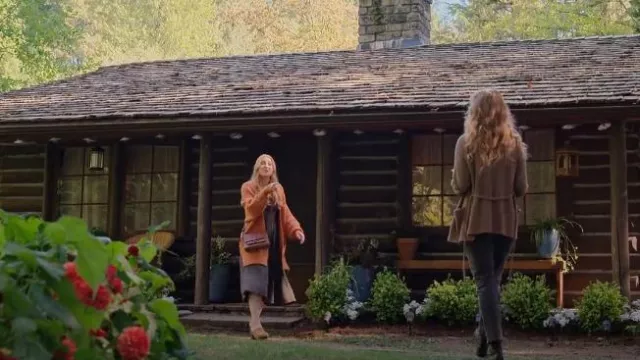 B2 Della Clogs worn by Melinda Monroe (Alexandra Breckenridge) as seen in Virgin River (S05E08)