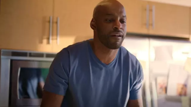 T-shirt Easy Mondays à col en V porté par John 'Preacher' Middleton (Colin Lawrence) vu dans Virgin River (S05E08)