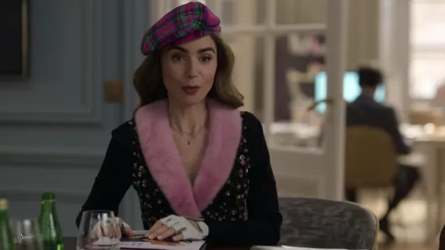La casquette tartan Dolce & Gabbana portée par Emily Cooper (Lily Collins) dans la série Emily in Paris (Saison 2 Épisode 3)