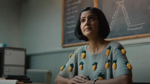 Zara Pineapple Knitted Crop Top usado por Olivia Hanan (Simone Ashley) como se ve en Sex Education (S03E04)