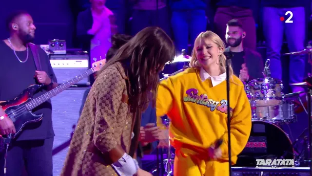 Moschino 'Fantasy Boy' Yellow sweater worn by Angèle for her Balance Ton Quoi live performance at Taratata with Clara Luciani and Hoshi