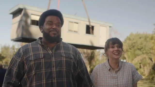 Carhartt® Midweight Chambray LS Plaid porté par Craig (Craig Robinson) comme on le voit dans Killing It (S02E01)