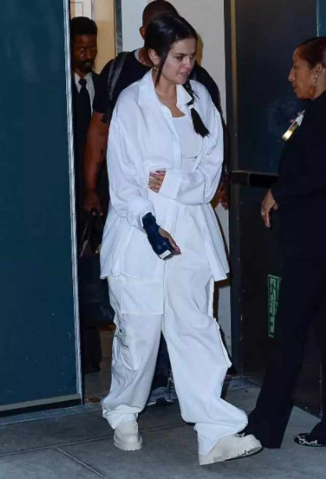 Pantalon cargo Eb Denim porté par Selena Gomez dans le New York Post le 13 septembre 2023