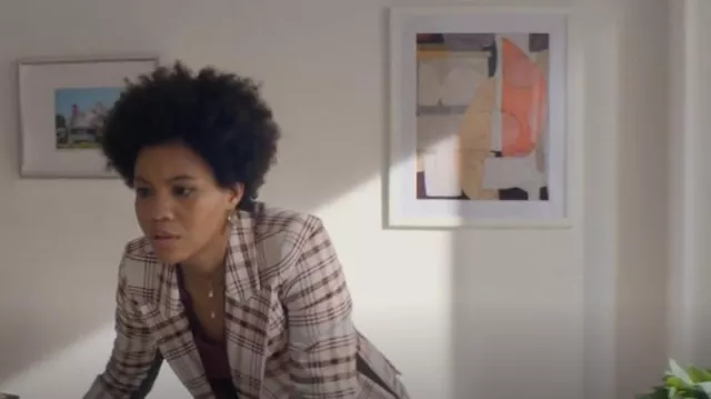 Smythe Patch Pock­et Blaz­er worn by Nella Rogers (Sinclair Daniel) as seen in The Other Black Girl (S01E05)