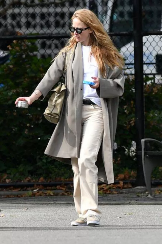 Los jeans Row Carlton Straight Leg usados por Jennifer Lawrence en la ciudad de Nueva York el 16 de septiembre de 2023