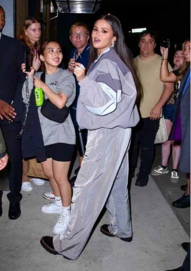 Pantalon de parachute technique Zara porté par Selena Gomez dans le New York Post le 12 septembre 2023