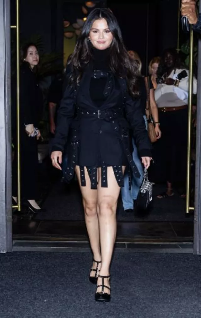 Monse Car Wash Grommet Mini jupe portée par Selena Gomez dans le New York Post le 12 septembre 2023