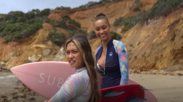 Combinaison de printemps à manches longues Roxy 1.5mm POP SURF Cheeky portée par Bodhi Mercer (Savannah La Rain) vue dans Surviving Summer (S02E02)