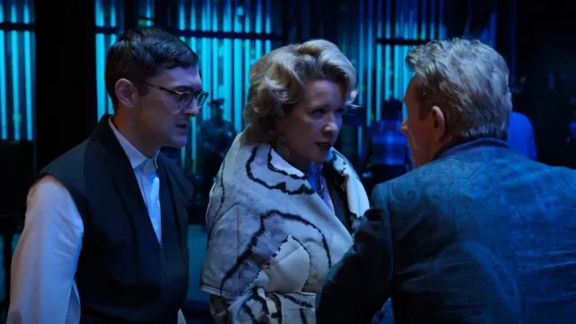 Manteau enveloppant pour femmes Norma Kamali porté par Donna DeMeo (Linda Emond) dans Only Murders in the Building (S03E08)