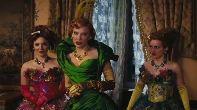 Vestido verde y amarillo usado por Drisella (Sophie McShera) en la película Cenicienta