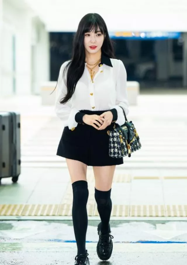 Moschino Heart Buttons Boucle Shorts porté par Tiffany à l’aéroport d’Incheon le 20 septembre 2023