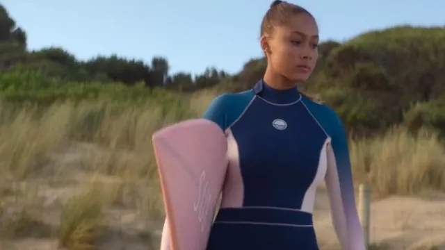Roxy Rise Back Zip Wet­suit worn by Bodhi Mercer (Savannah La Rain) as seen in Surviving Summer (S02E05)