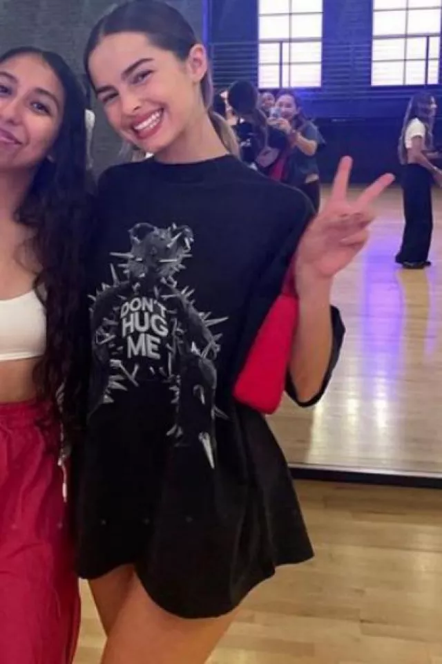 Seks Don’t Hug Me Tee porté par Addison Rae à Fan Photo le 25 août 2023