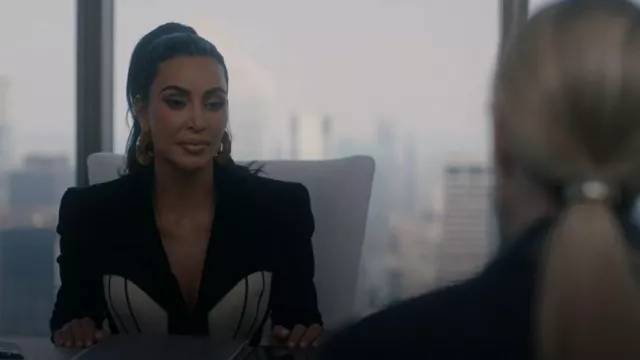 Veste corset à poitrine unique Schiaparelli portée par Siobhan Corbyn (Kim Kardashian) comme on le voit dans American Horror Story (S12E01)