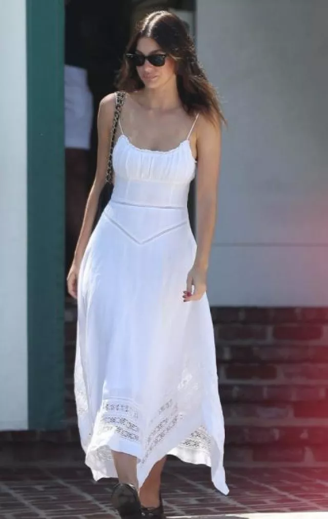 Sac Chanel 22 porté par Camila Morrone dans San Vicente Bungalows Post le 23 août 2023