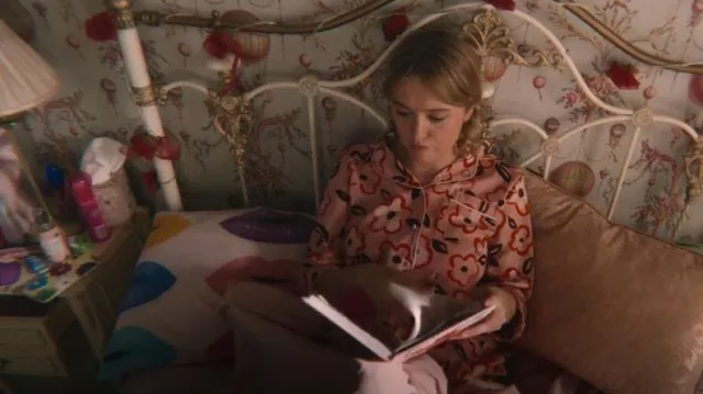 Kate Spade Pa­ja­ma Set worn by Aimee Gibbs (Aimee Lou Wood) as seen in Sex Education (S04E01)