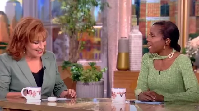 Robe culte en tricot Gaia Ebba portée par Deborah Roberts dans The View le 22 septembre 2023
