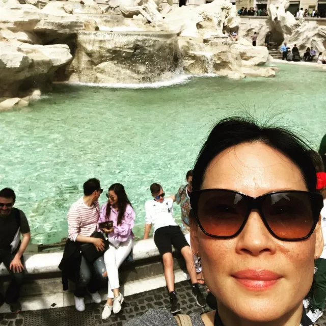 Les lunettes de soleil portées à Rome par Lucy Liu sur son compte Instagram