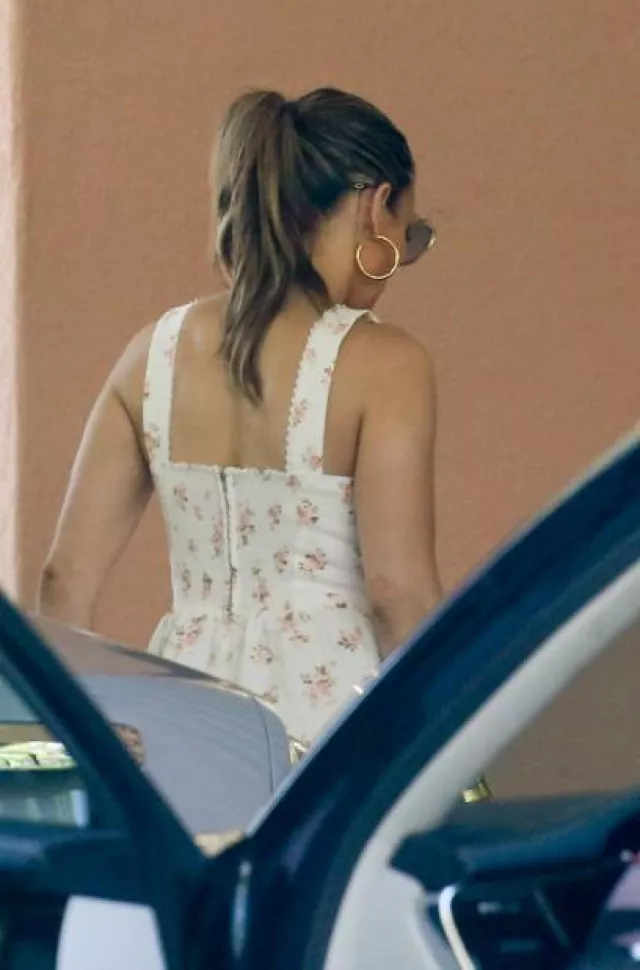 Jennifer Fisher Baby Samira Hoop Boucles d’oreilles portées par Jennifer Lopez à Beverly Hills Hotel Post le 28 juillet 2023