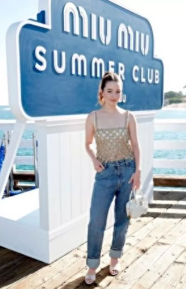 Miu Miu Embroidered Strass Mesh Top porté par Kaitlyn Dever à Miu Miu Summer Club Beach Party post le 26 juillet 2023