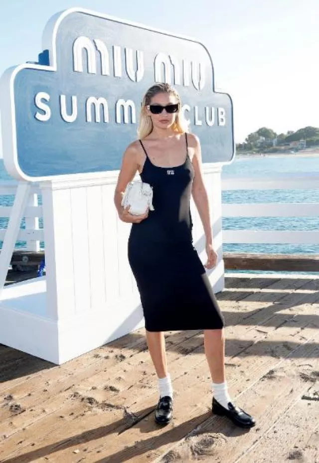 Miu Miu Matelasse Nappa Leather Top-Handle Bag porté par Jelena Noura « Gigi » Hadid à Miu Miu Summer Club Beach Party post le 26 juillet 2023