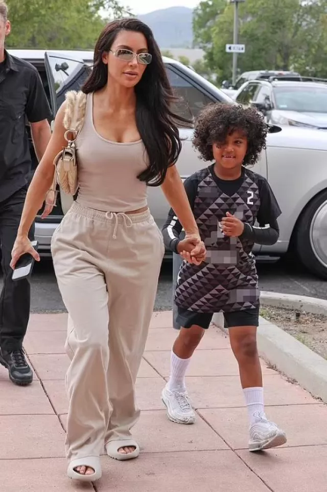 Yeezy Bone Slides usados por Kim Kardashian en Los Ángeles el 22 de septiembre de 2023