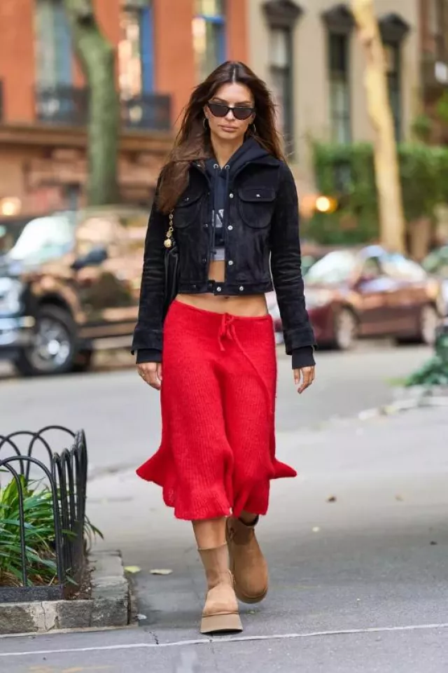 Courreges Suede Trucker Jacket usada por Emily Ratajkowski en Nueva York el 22 de septiembre de 2023