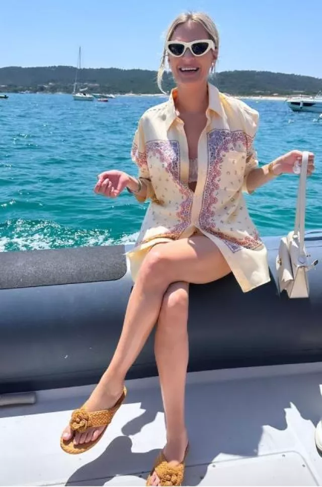 Sandales à fleurs Chanel portées par Morgan Stewart sur sa story Instagram le 15 août 2023