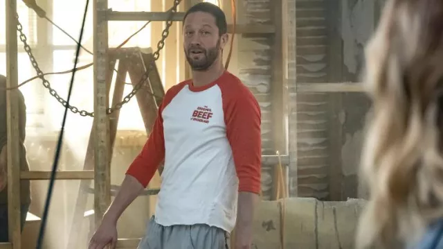 La camiseta raglan Original Beef of Chicagoland usada por Richard 'Richie' Jerimovich (Ebon Moss-Bachrach) como se ve en The Bear (S02E04)