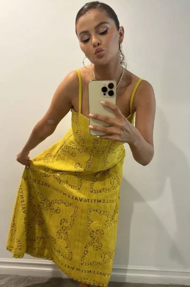 Anita Ko Large Hoops with Pear Diamond Center usada por Selena Gomez en su historia de Instagram el 15 de agosto de 2023