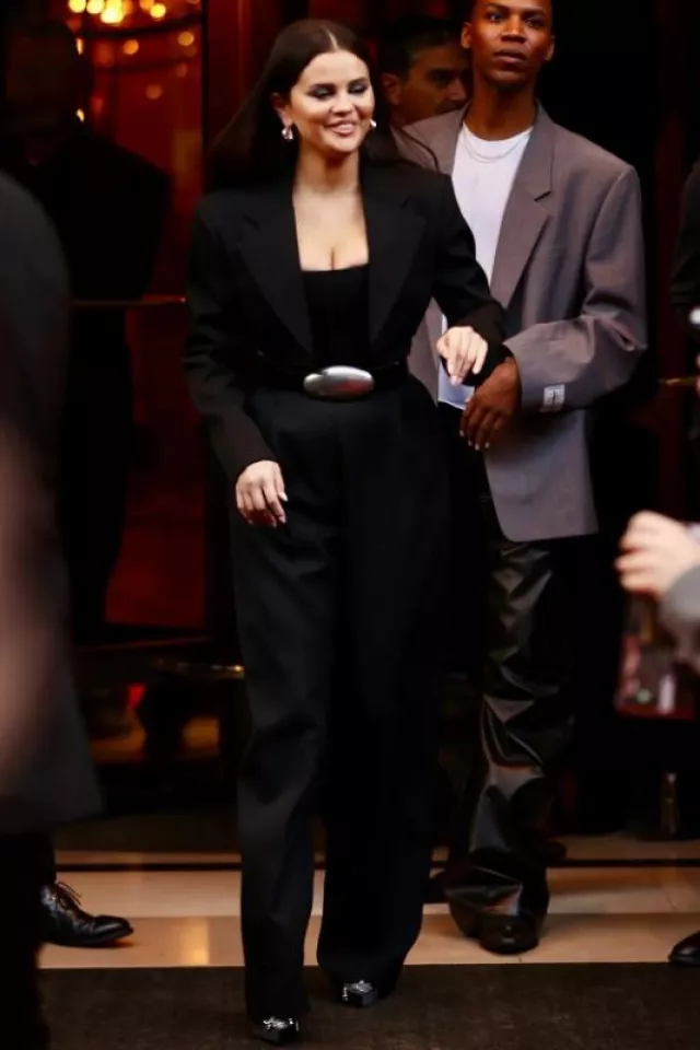 Sandales en satin noir Betsey Johnson Cher portées par Selena Gomez à Paris le 25 septembre 2023