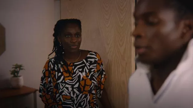 French Connection Afara Drapé Tuyau porté par Roz Marchetti (Sharon Duncan-Brewster) vu dans Sex Education (S04E04)